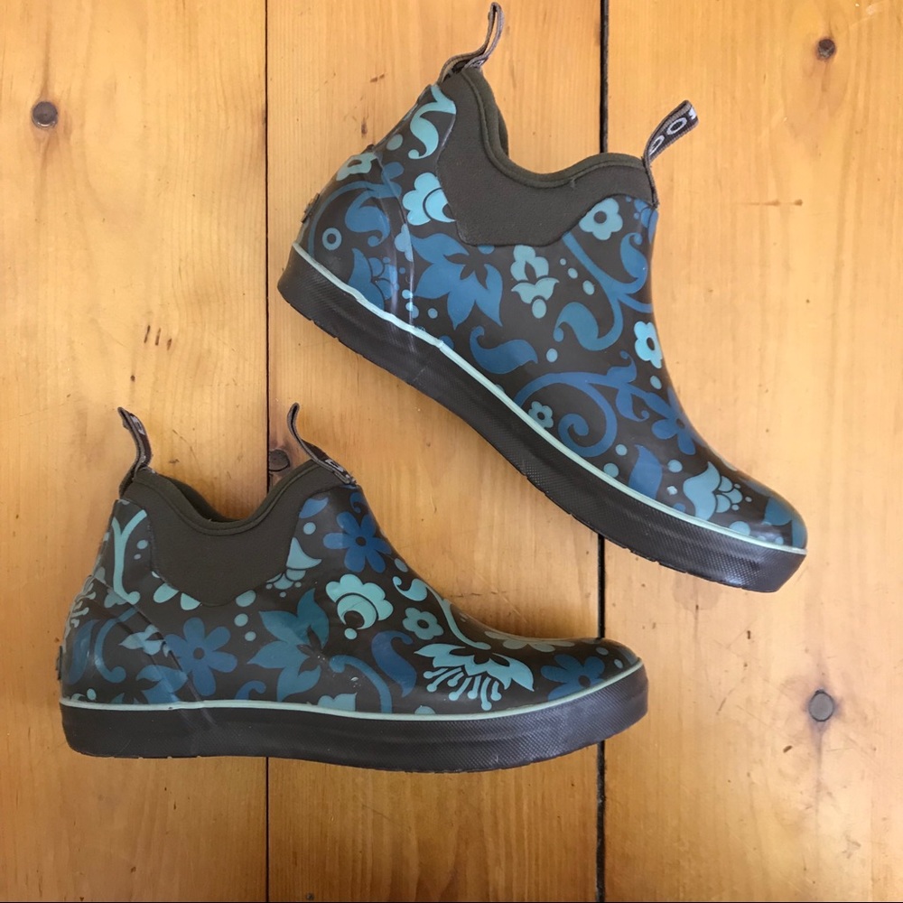 7 BOGS Mattie Corsage Rain Shoe Boot